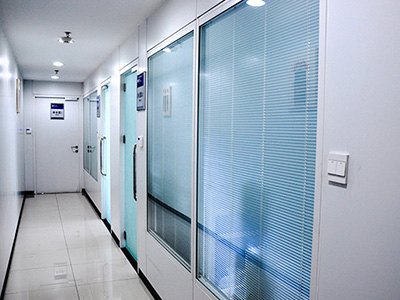 如何選擇醫用鋼制墻板，興鐵來教您